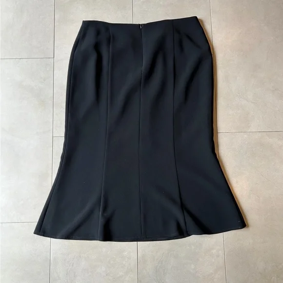 Elegant Black Women's Skirt - Picture 4 of 4